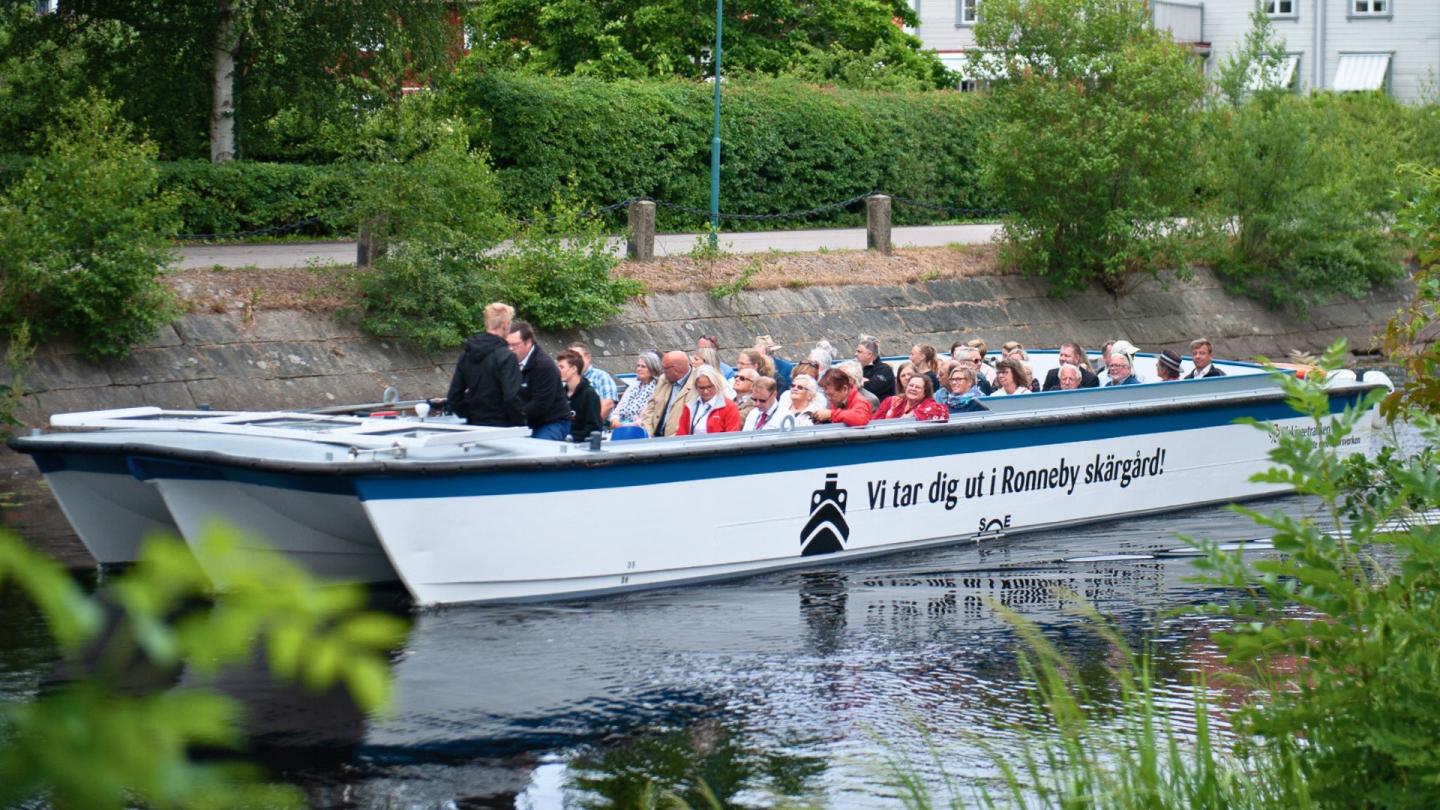 Guidad tur med båt längs Ronnebyån i Blekinge