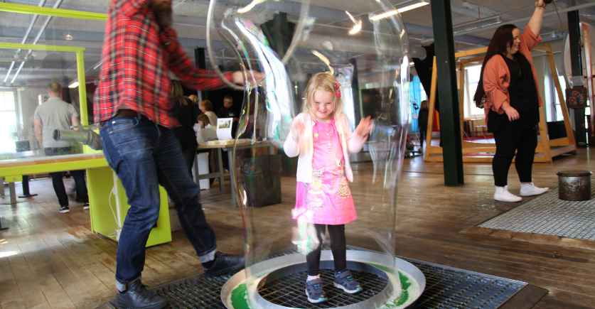 Upptäck och prova på tillsammans med hela famlijen - Lek och lärande på Kreativum Science Center i Karlshamn