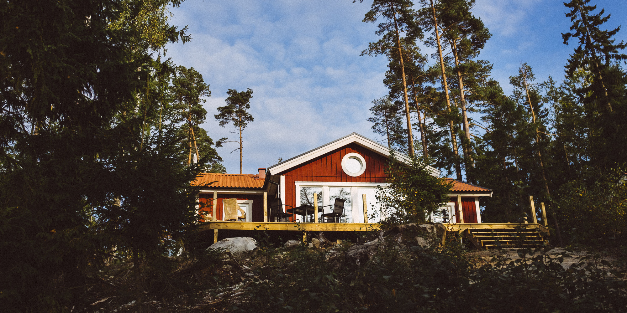 Bo i stuga intill en egen sjö i Blekinge på Brokamåla Gård