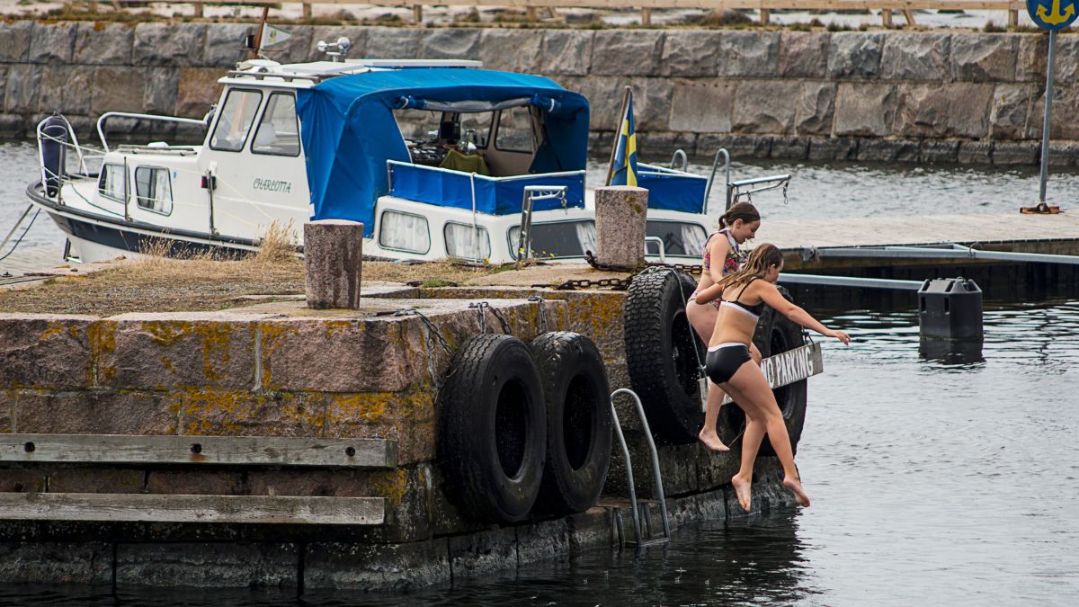 Bad från stenbryggan i Stenshamns fiskeläge