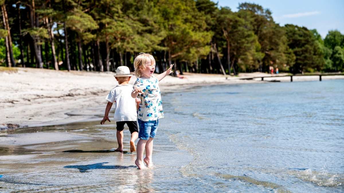 Hälleviks strand och brygga med bad för alla