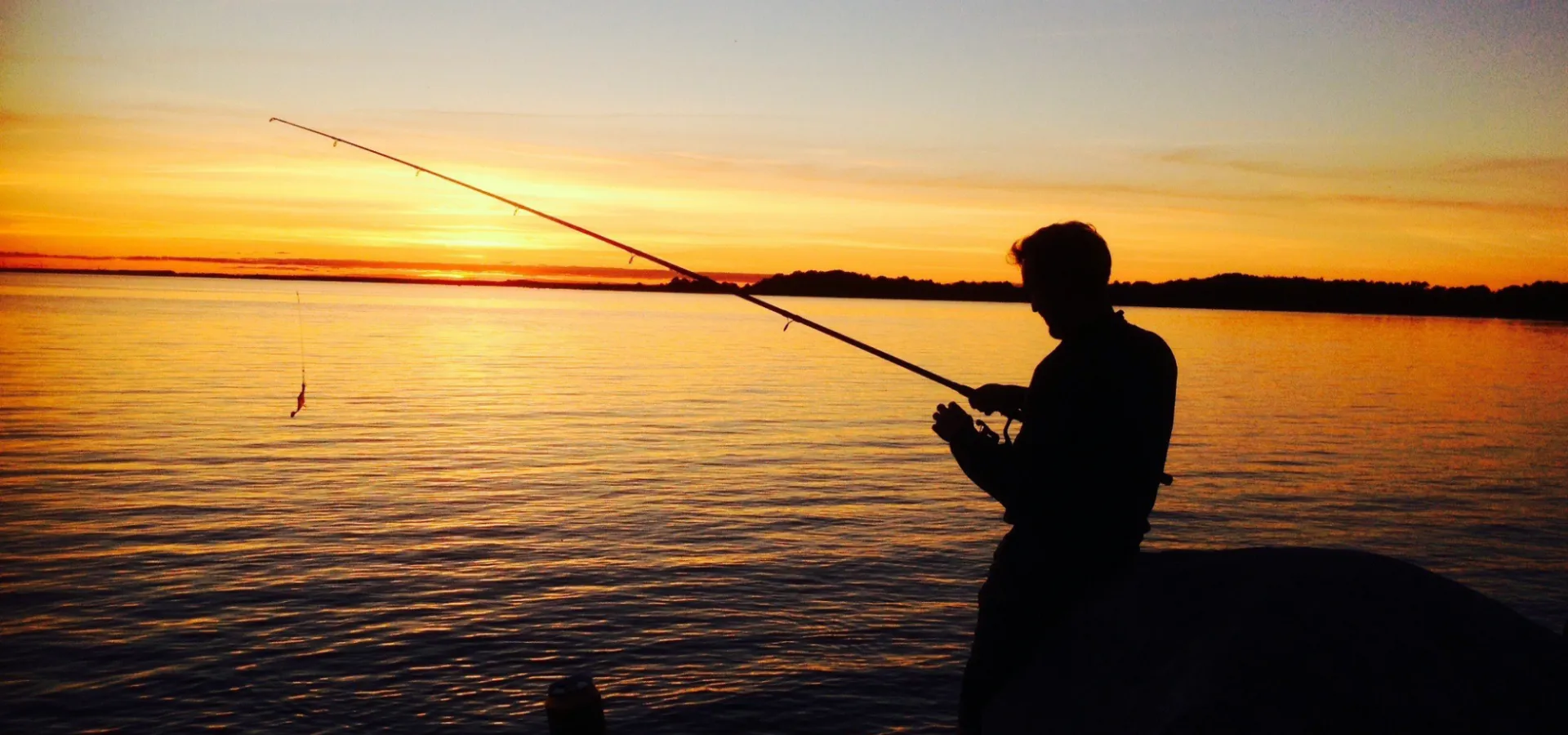 Fiske i solnedgång