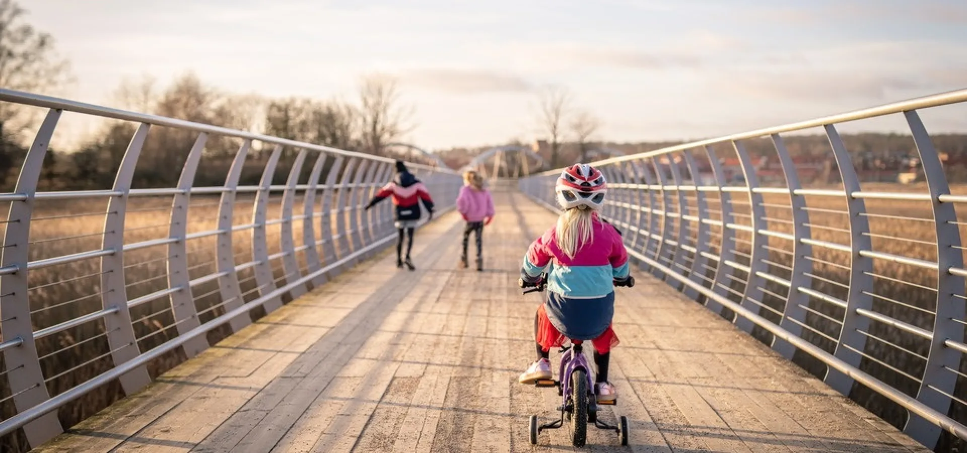 Cykla över bron