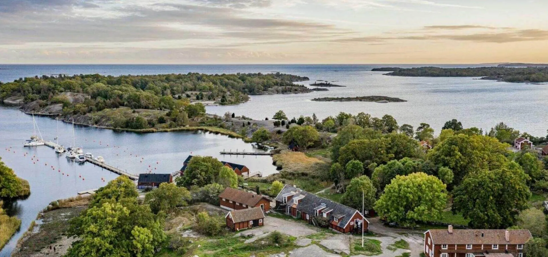 Ön Tjärö i Blekinge från ovan. En pärla bland skärgårdsöar med restaurang, boende och outdooraktiviteter