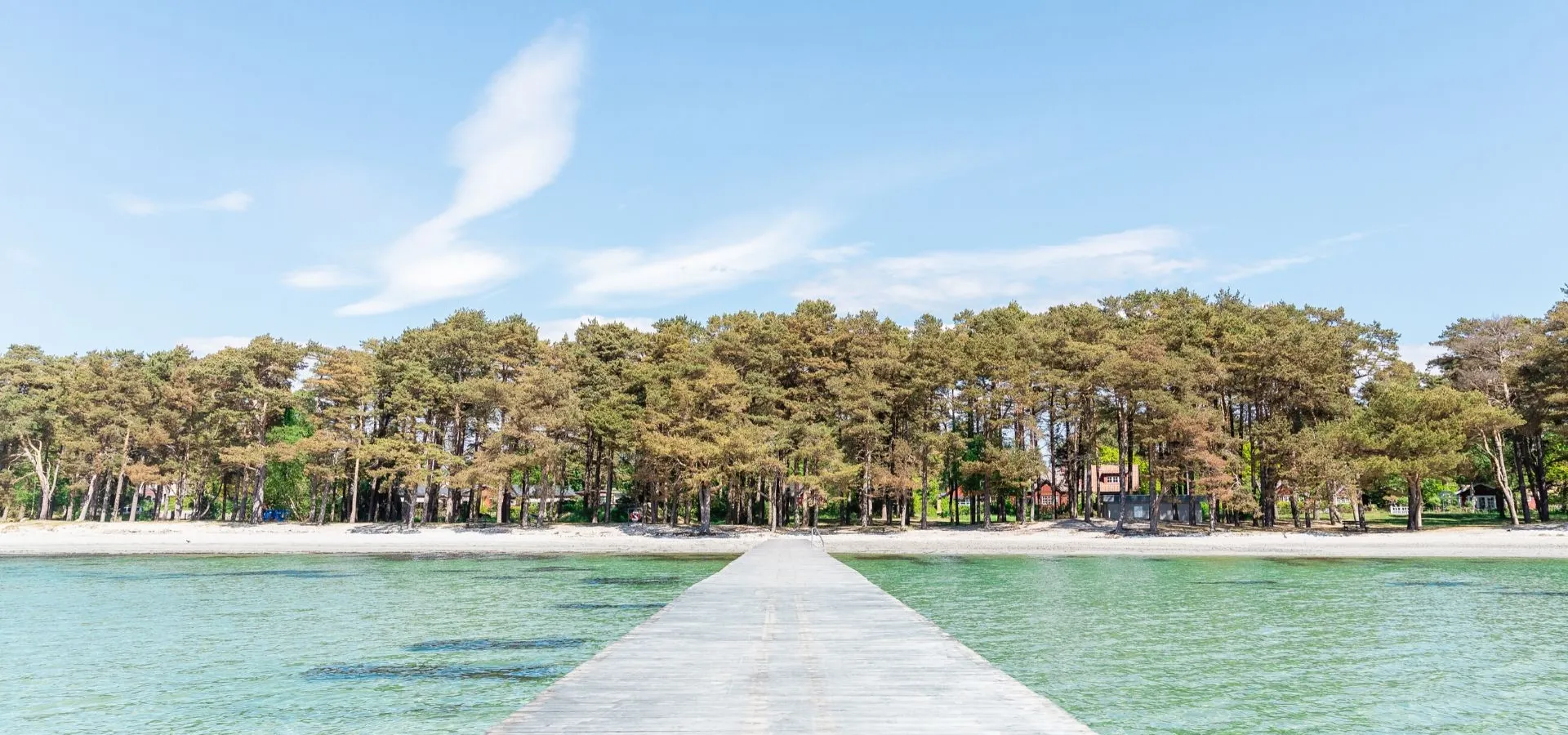 Hälleviks brygga med sandstrand och nära till fiskeläge, boende, restauranger och avkoppling