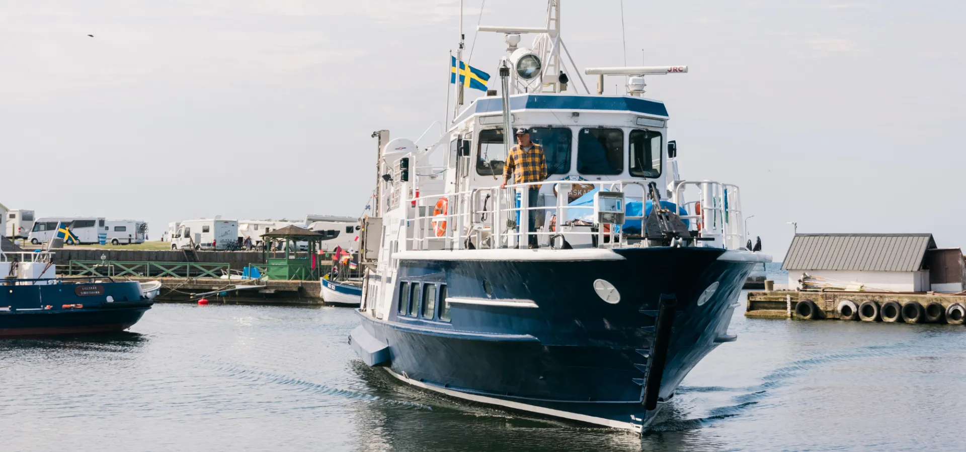 Ta skärgårdsbåtarna ut till öarna i Blekinge, Sverige.