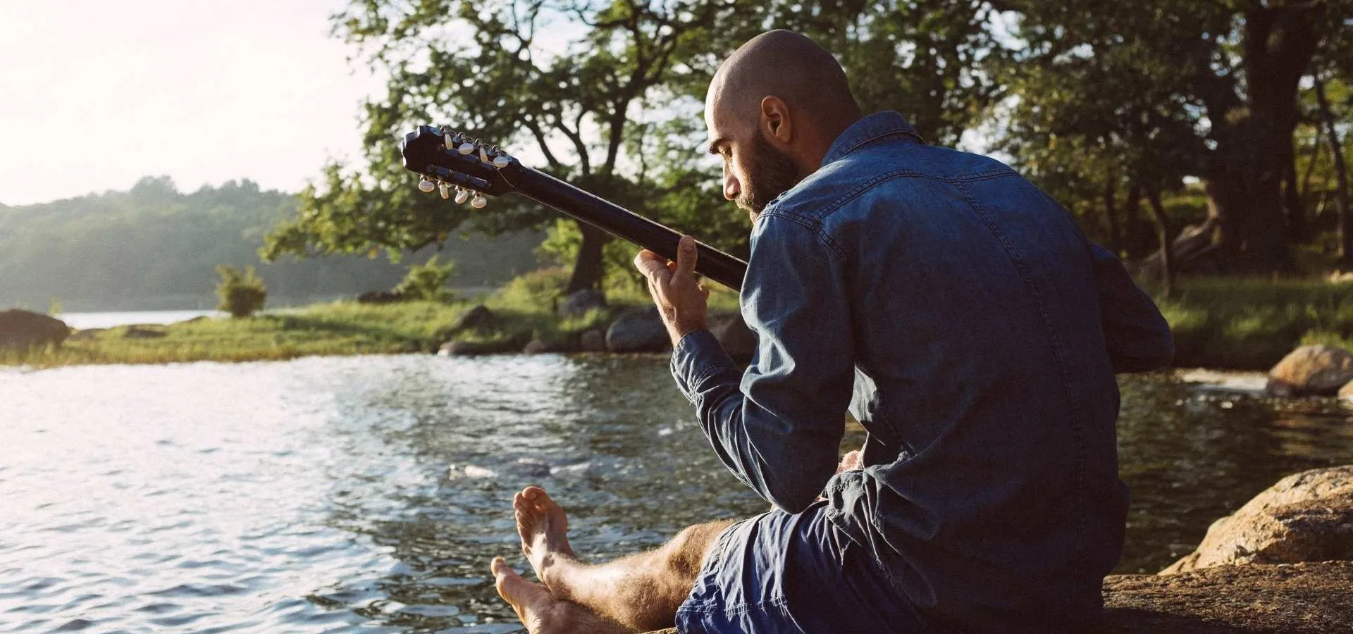 Skärva Herrgård, en man med gitarr på en skärgårdshäll med utsikt över havet