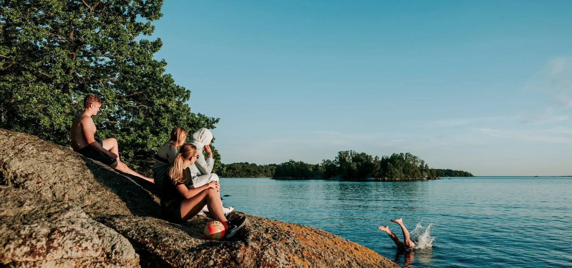 Vandra i Sydsverige - Stanna för ett bad vid en klippa - Outdoor i Blekinge