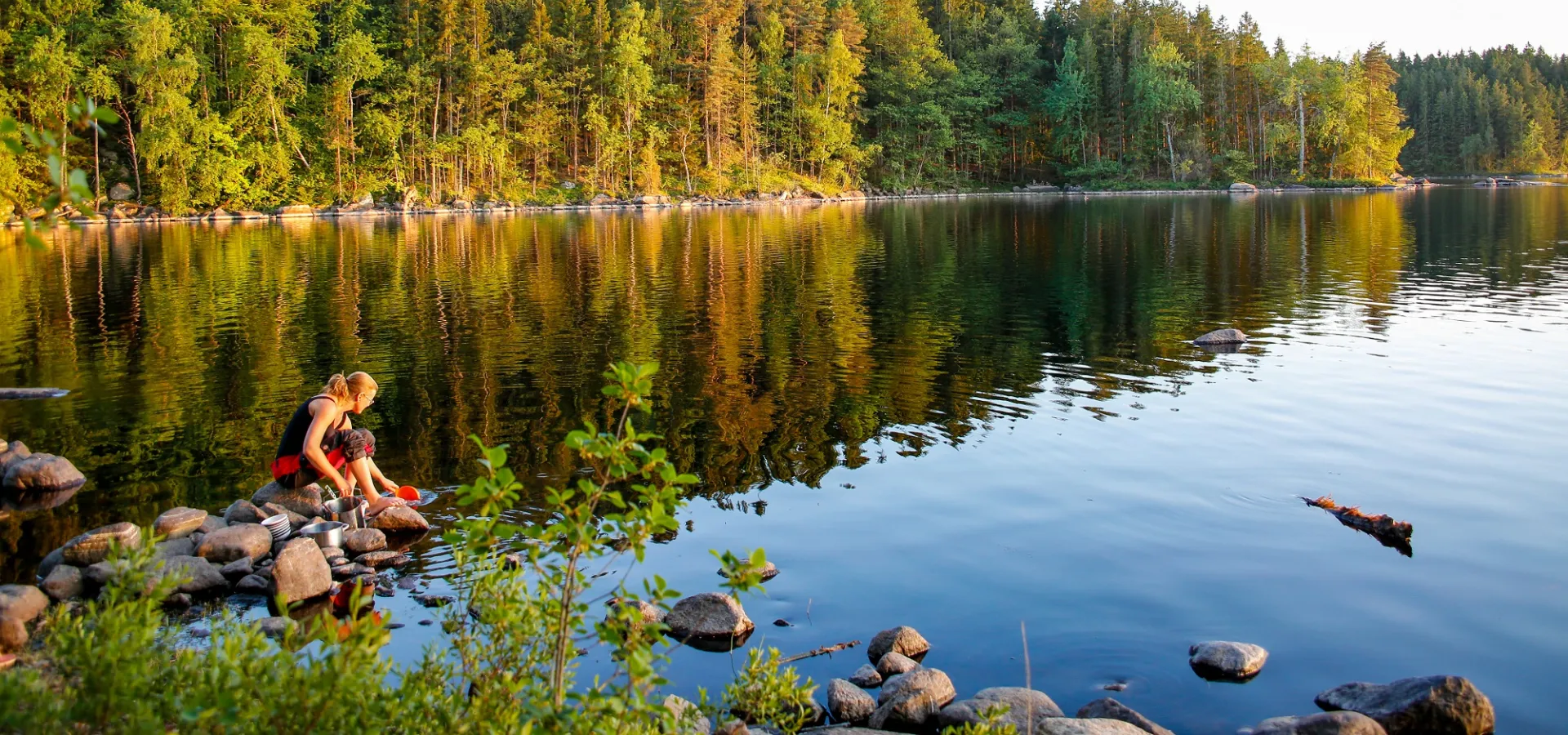 Vandra och övernatta vid en sjö i Blekinge