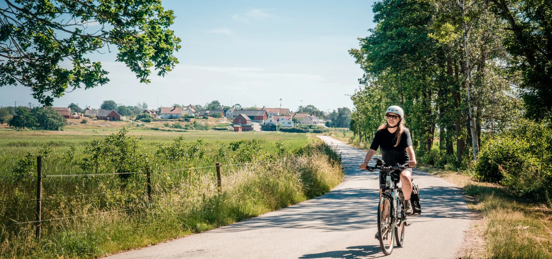 Linda Åkerberg cyklar genom Blekinges bioafärområde