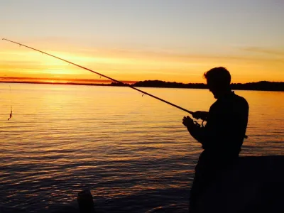 Fiske i solnedgång