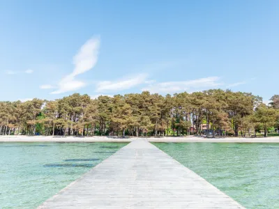 Hälleviks brygga med sandstrand och nära till fiskeläge, boende, restauranger och avkoppling