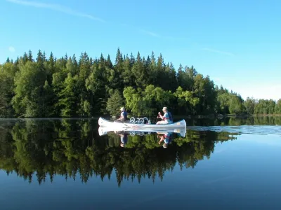 Paddla i sjön Halen. Gå iland på en udde. Blekigne.