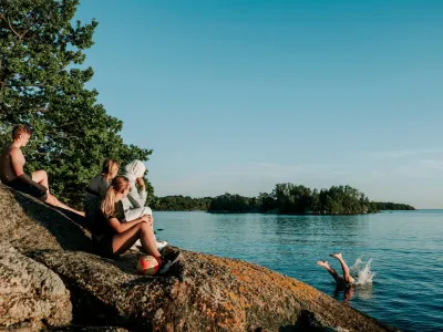 Vandra i Sydsverige - Stanna för ett bad vid en klippa - Outdoor i Blekinge