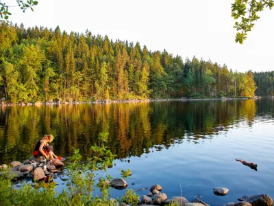 Vandra och övernatta vid en sjö i Blekinge