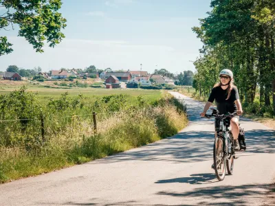 kvinna som cyklar länga ARK56