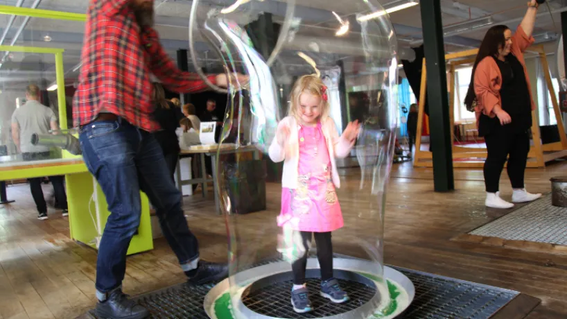 Upptäck och prova på tillsammans med hela famlijen - Lek och lärande på Kreativum Science Center i Karlshamn