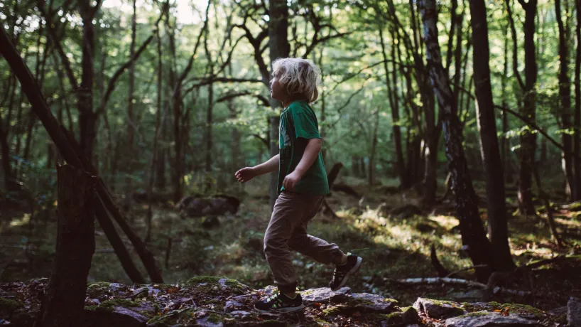 I Blekinge - Pojke som leker i naturen - Foto av Jens Lennartsson