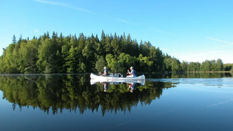 Paddla i sjön Halen. Gå iland på en udde. Blekigne.