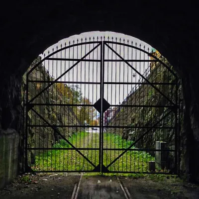 Följ med på en guidad tur i världsarvet Karlskrona. Lägg in slant under hatten på Gubben Rosenbom.